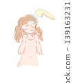 一位長髮女子正在淋浴 139163231