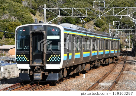 E131 series 0 series train traveling on the Uchibo Line towards Kisarazu 139163297