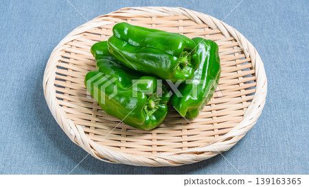 篩子上的甜椒-一種天然的綠色蔬菜食材,可供餐桌享用。 篩子上的甜椒-一種天然的綠色蔬菜食材,可供餐桌享用。 139163365