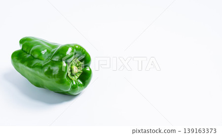 一顆甜椒(蔬菜食材)-白色背景上的新鮮綠色蔬菜 一顆甜椒(蔬菜食材)-白色背景上的新鮮綠色蔬菜 139163373
