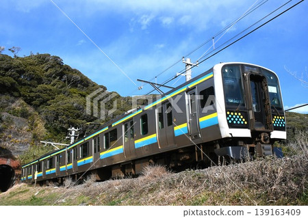 E131 series 0 series train traveling on the Uchibo Line towards Kazusa-Ichinomiya E131 series 0 series train traveling on the Uchibo Line towards Kazusa-Ichinomiya 139163409