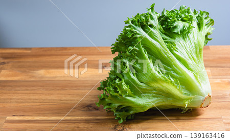 皺葉萵苣，一種天然植物材料，可用於製作木紋桌。 139163416