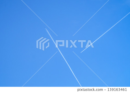 兩條凝結尾跡橫亙在湛藍的天空。 139163461