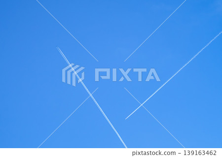 湛藍的天空和白色的飛機尾跡 139163462