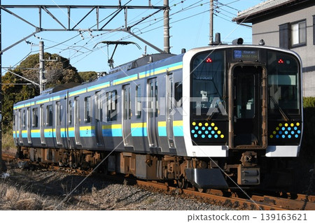 E131系列0系列車沿內房線開往木更津方向。 E131系列0系列車沿內房線開往木更津方向。 139163621