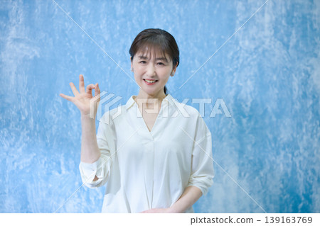 一位六十多歲的女士面帶微笑，看著鏡頭。 139163769