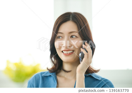一位中年婦女正在用智慧型手機通話。 139163770