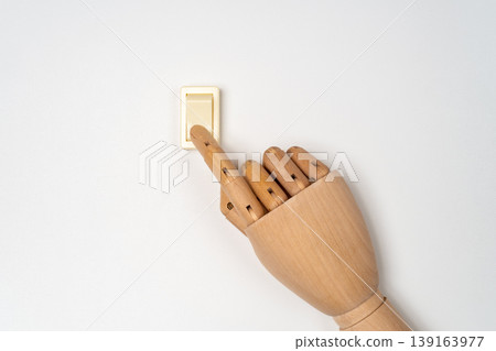 手形模型的指尖正在按壓蹺蹺板開關 手形模型的指尖正在按壓蹺蹺板開關 139163977