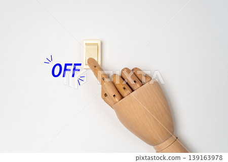 人體模型的指尖撥動蹺蹺板開關。 139163978