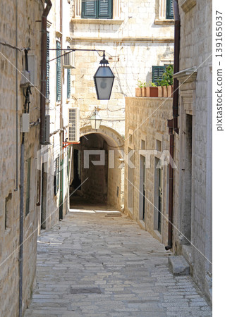 Narrow Street in Dubrovnik 139165037