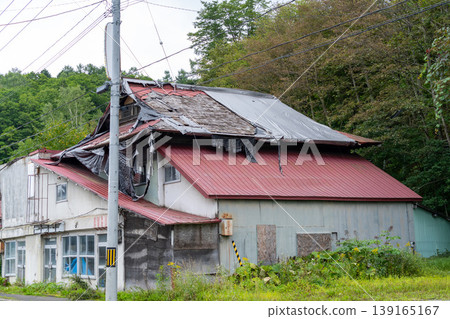 Abandoned houses and abandoned shops in the mountains 139165167