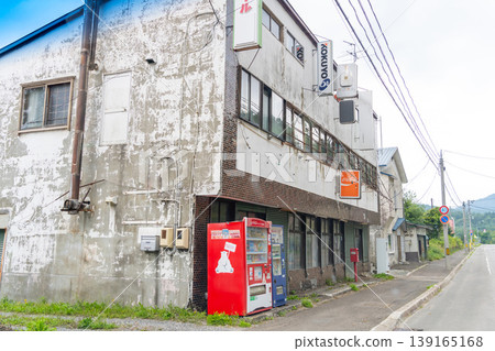 人口稀少地區的倒閉商店 139165168