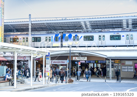 The main entrance of Jiyugaoka Station and the streetscape in front of the station The main entrance of Jiyugaoka Station and the streetscape in front of the station 139165320