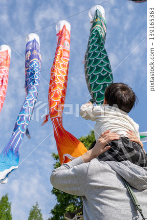 男孩抬頭看鯉魚旗 男孩抬頭看鯉魚旗 139165363