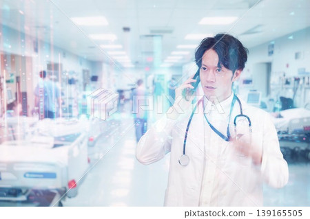 一位在急診室工作的年輕男醫生 139165505