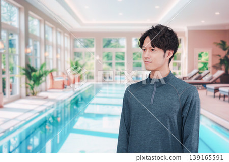 一個年輕男子在游泳池裡微笑 139165591