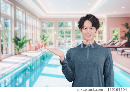 一個年輕男子在游泳池裡微笑 一個年輕男子在游泳池裡微笑 139165594