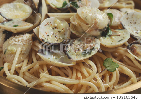 spaghetti with vongole clams, in cream sauce, carbonara, in a brass pan, homemade, top view, no people, 139165643