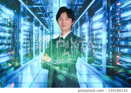 一名在伺服器機房工作的年輕人 一名在伺服器機房工作的年輕人 139166191