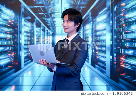 一名男子在數據中心使用筆記型電腦。 139166341