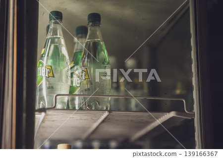 冰箱架上整齊地擺放著冰鎮的蘇打水瓶。 冰箱架上整齊地擺放著冰鎮的蘇打水瓶。 139166367