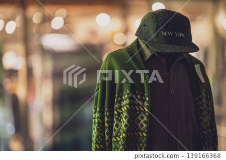 秋冬時裝在夜晚街角溫暖朦朧的燈光映襯下展示。 秋冬時裝在夜晚街角溫暖朦朧的燈光映襯下展示。 139166368