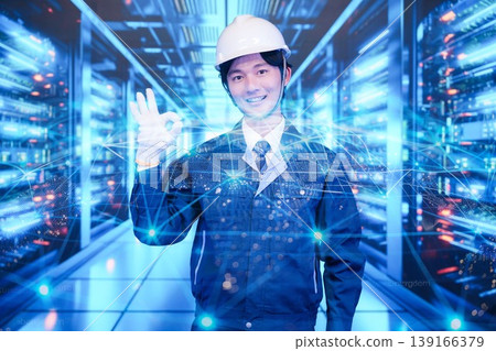 一名戴著頭盔的男子在資料中心工作。 一名戴著頭盔的男子在資料中心工作。 139166379