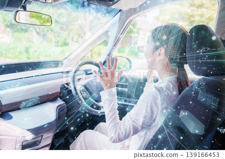 一名女子雙手解放，駕駛自動駕駛汽車。 139166453