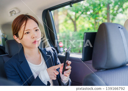 一名女子在計程車內發脾氣。 一名女子在計程車內發脾氣。 139166792