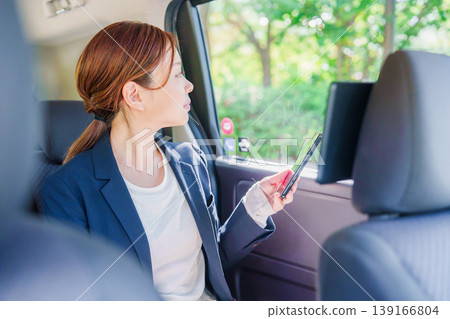 一位職業婦女微笑著坐進計程車。 139166804