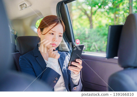 一位職業婦女微笑著坐進計程車。 139166810