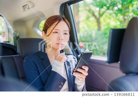 一位職業婦女微笑著坐進計程車。 139166811