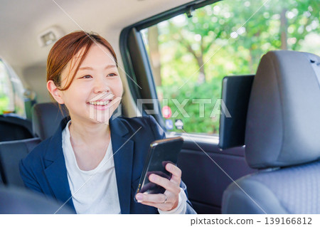 一位職業婦女微笑著坐進計程車。 139166812