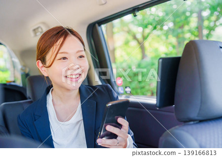一位職業婦女微笑著坐進計程車。 139166813