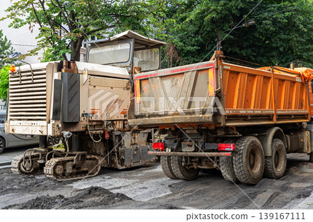 Asphalt paver machine and tipper truck 139167111