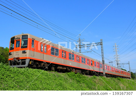 東武8000系列車,81107F組,在藍天下行駛於東武東上線(雙色塗裝)。 東武8000系列車,81107F組,在藍天下行駛於東武東上線(雙色塗裝)。 139167307