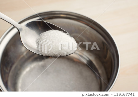 Adding sugar to the bowl. Cooking dishes with sugar Adding sugar to the bowl. Cooking dishes with sugar 139167741