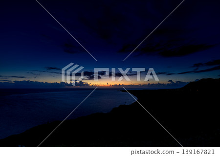 清晨的陽光灑在平久保岬，映照著寧靜的石垣島。 139167821