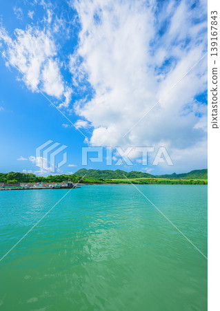 石垣島:船越漁港擁有碧綠的海水和連綿的山脈,風景優美。 石垣島:船越漁港擁有碧綠的海水和連綿的山脈,風景優美。 139167843