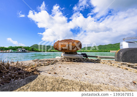 石垣島：船越漁港的夏日景色，引人注目的是鏽跡斑斑的繫泊柱。 139167851