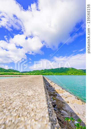 石垣島：船越漁港的防波堤，周圍環繞著藍天和青山。 139168156