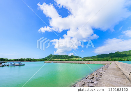 石垣島：船越漁港的防波堤，周圍環繞著藍天和青山。 139168160