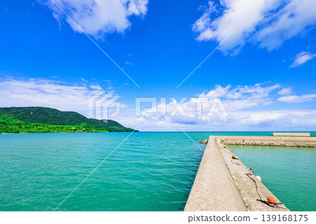 石垣島：船越漁港的防波堤，周圍環繞著藍天和青山。 139168175