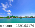 石垣島：船越漁港擁有碧綠的海水和連綿的山脈，風景優美。 139168179