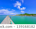 石垣島：船越漁港的防波堤，周圍環繞著藍天和青山。 139168182