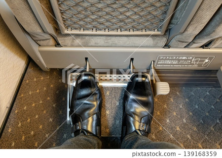 Image of footrest usage on a Shinkansen (bullet train) (on the side where shoes are worn). 139168359