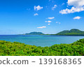 石垣島景色令人嘆為觀止，碧海藍天，島嶼輪廓鬱鬱蔥蔥。 139168365