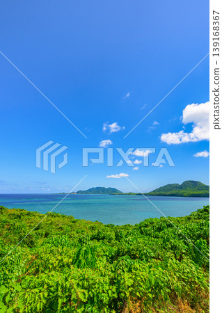 石垣島景色令人嘆為觀止,碧海藍天,島嶼輪廓鬱鬱蔥蔥。 石垣島景色令人嘆為觀止,碧海藍天,島嶼輪廓鬱鬱蔥蔥。 139168367