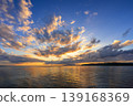 石垣島的日落景色美得令人窒息，夕陽的雲彩將海面染成了夢幻般的顏色。 139168369