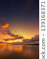 石垣島上空的火紅夕陽將海面染成了絢麗的色彩。 139168371